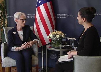 مسؤولة أمريكية تتحدث من تركيا عن تراجع الديمقراطية