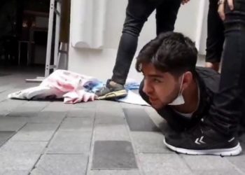 الشرطة التركية تعتقل شابين تظاهرا ضد المافيا!