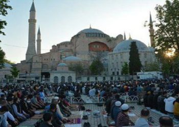 صلاة عيد الفطر تُقام في مسجد آيا صوفيا بعد انقطاع دام 87 سنة