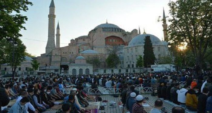 صلاة عيد الفطر تُقام في مسجد آيا صوفيا بعد انقطاع دام 87 سنة