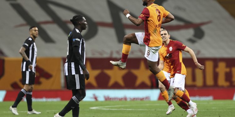 جالطة سراي يفوز على بشكتاش بثلاثة أهداف