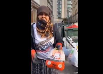 فيديو.. تركيا: سيدة تبحث عن الطعام في القمامة لصغارها