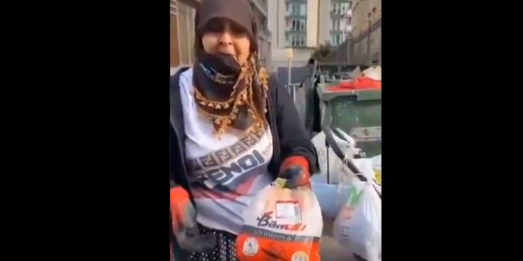 فيديو.. تركيا: سيدة تبحث عن الطعام في القمامة لصغارها