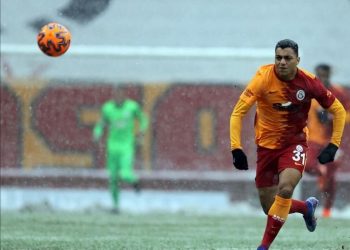 اللاعب المصري مصطفى محمد يشعل الدوري التركي