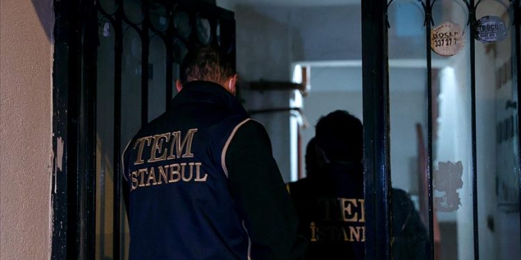 تركيا.. حملات أمنية ضد عسكريين في 9 ولايات