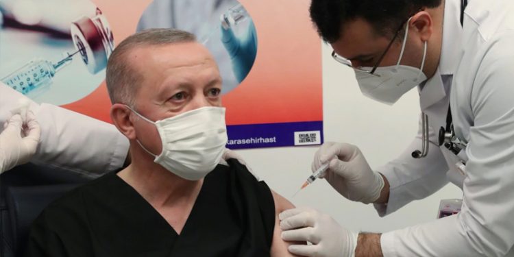 حصول أردوغان على 3 جرعات من لقاح كورونا يثير الجدل