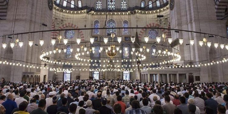 كاتب تركي: المتدينون لا يشعرون بتأنيب الضمير تجاه الفساد!