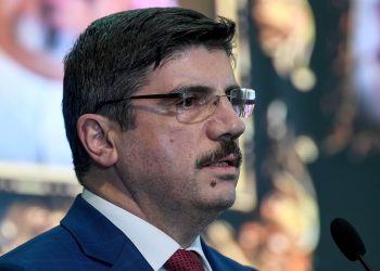 ياسين أقطاي يصف الزعيم المافيوي سادات بكر بـ”الفاسق”