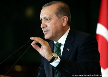 أردوغان ينفذ تهديده ويقصف مخيمًا للاجئين الأكراد في العراق