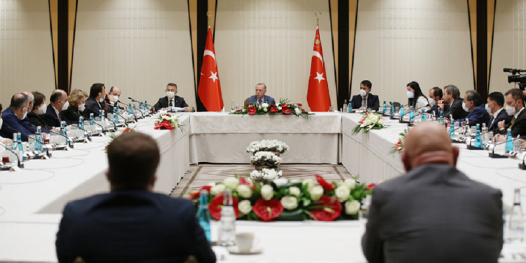 أردوغان يعقد اجتماعا حول مكافحة “مخاط البحر” ويتعهّد بإنهائه