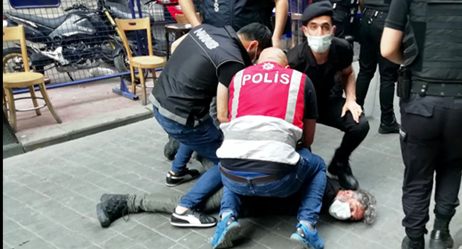 تركيا.. الشرطة تعتدي على مراسل وكالة أنباء فرنسية
