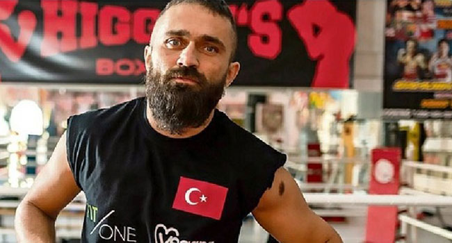 تركيا تريد إلغاء رخصة ملاكم معارض