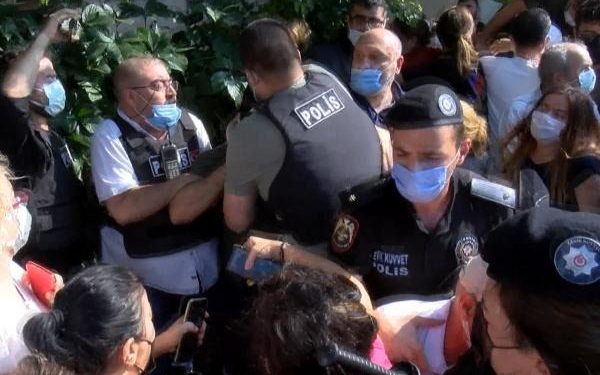 احتجاج في إسطنبول على قطع المياه عن حي تريد الحكومة إزالته