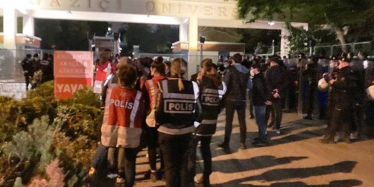تركيا.. الشرطة تطرد طلاب جامعة البسفور من الحرم الجامعي