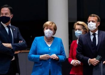 القمة الأوروبية تتفق على تقديم 3 مليارات يورو لتركيا لحل قضية المهاجرين