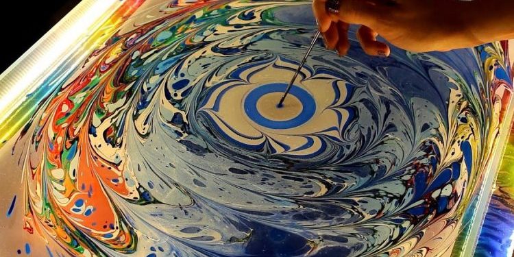 الأبرو.. فن الرسم على الماء