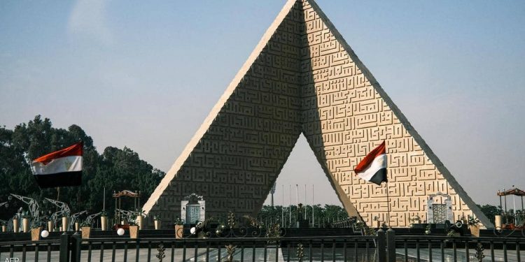 مصر تنظم أول جنازة عسكرية في تاريخها لسيدة بحضور السيسي