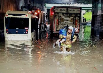 انهيارات وفيضانات بشمال شرق تركيا تسفر عن 5 قتلى و3 مفقودين