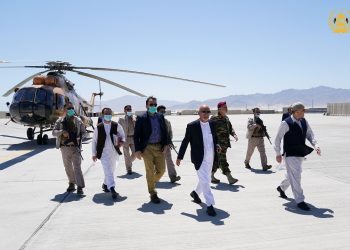 الرئيس الأفغاني يزور قاعدة جوية بعد انسحاب القوات الأمريكية منها