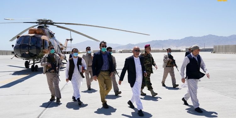الرئيس الأفغاني يزور قاعدة جوية بعد انسحاب القوات الأمريكية منها