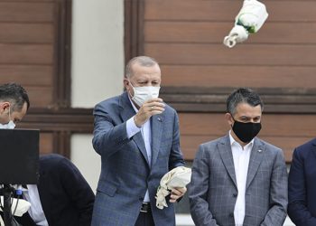 المعارضة: أردوغان يوزع الشاي على المنكوبين بدلاً من المساعدات!