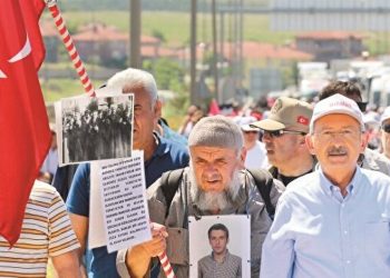 تركيا.. عائلة طالب عسكري مسجون مدى الحياة تنتقل لمنزل يطل على السجن!