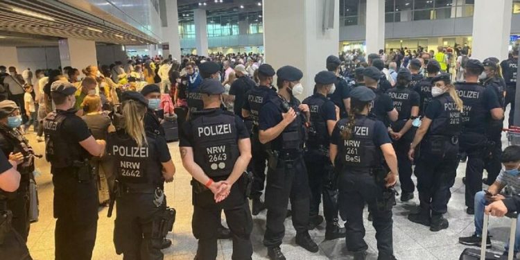 فوضى في مطار ألماني بين ركاب أتراك.. والشرطة تتدخل