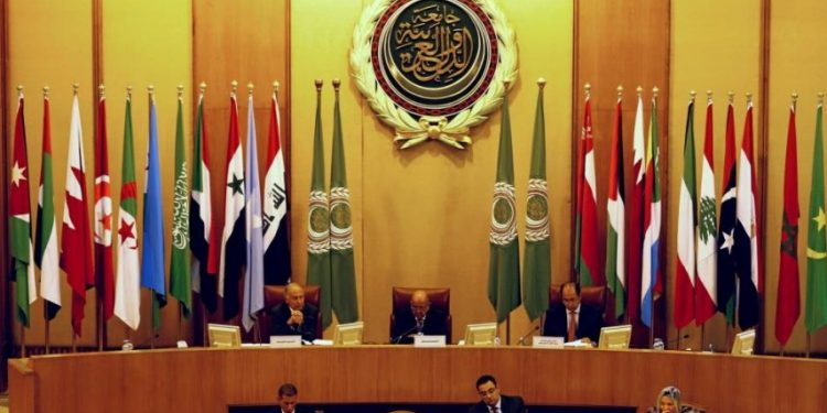 أبو الغيط يهنئ وزير الخارجية الجزائري الجديد