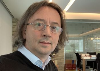 كاتب تركي يحمل إيران “الأزمة الأفغانية” في تركيا