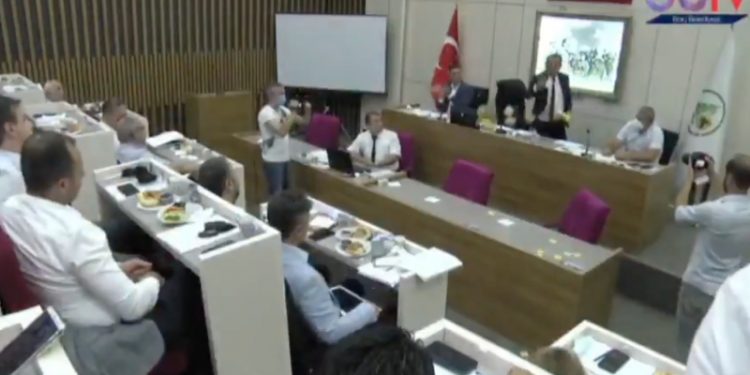 نواب العدالة والتنمية غاضبون بعد إلقاء عبوات الشاي عليهم