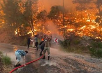 الكويت ترسل فريق إطفاء إلى تركيا