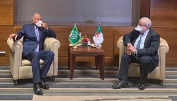 أبو الغيط يلتقي بوزير خارجية الجزائر