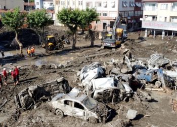 تركيا.. سيول طينية جارفة في قارس