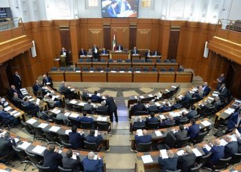 البرلمان اللبناني يعارض قاضي مرفأ بيروت ويصفه بأنه تجاوز سلطاته