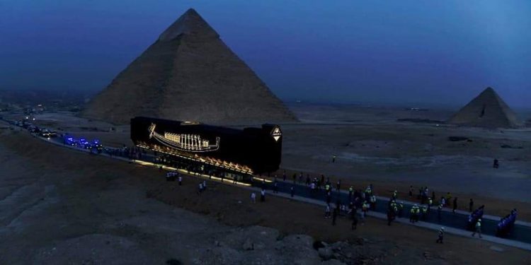 مصر.. مركب الملك خوفو الأولى تصل مكان عرضها الجديد