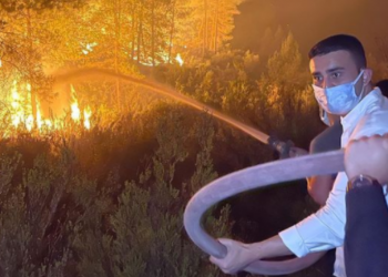 الشيف بوراك يشارك في إخماد حرائق تركيا