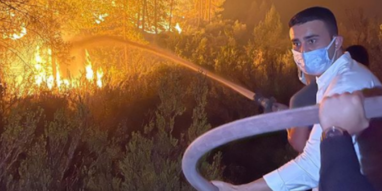 الشيف بوراك يشارك في إخماد حرائق تركيا