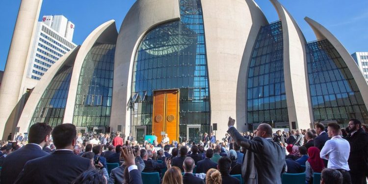 أردوغان ينفق ملايين الدولارات على مساجد خارج تركيا ولا يوفر الحماية للغابات!