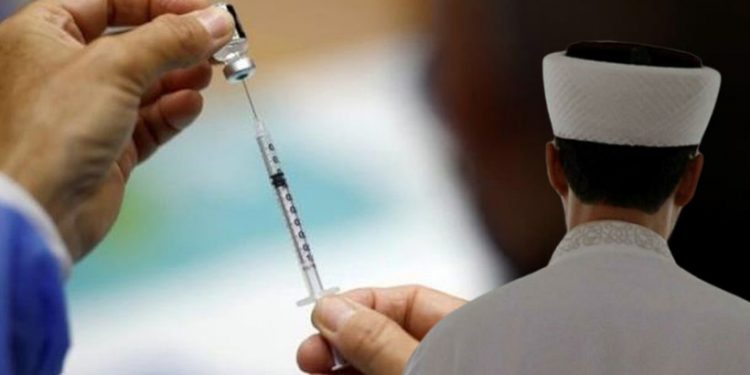 إمام تركي: تطعيم كورونا “حرام”!