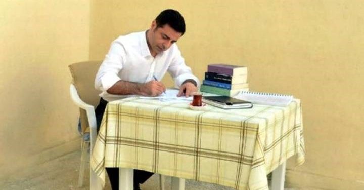 دميرتاش يتهم حكومة أردوغان بافتعال حرائق في مناطق الأكراد