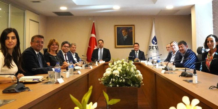 تركيا.. خبير اقتصادي أمريكي يزور حزب علي باباجان