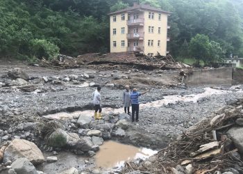 ارتفاع ضحايا الفيضانات في تركيا إلى 74