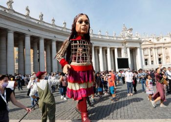 أمل السورية الصغيرة تواصل رحلتها الطويلة من غازي عنتاب إلى مرسيليا