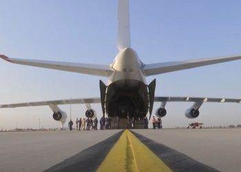 حفل في مطار أنطاليا الدولي التركي لوداع أطقم طائرات روسية