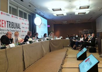 مصمم أزياء تركي: أردوغان يرهب شعبه بالتعذيب