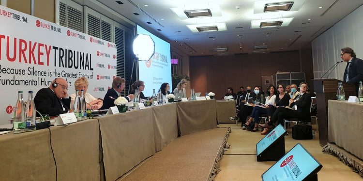 مصمم أزياء تركي: أردوغان يرهب شعبه بالتعذيب