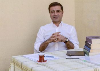 صلاح الدين دميرتاش: من يتحدث عن حل الأزمة الكردية كاذب