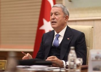 بعد مرور 3 أيام.. وزير دفاع تركيا يعلق على الغارات الروسية في إدلب