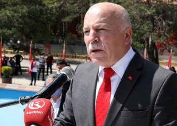 تركيا.. عمدة بلدية ينهال بالسباب على قيادي بحزب معارض!