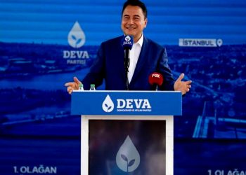 باباجان يهاجم أردوغان لنفيه وجود أزمة كردية في تركيا